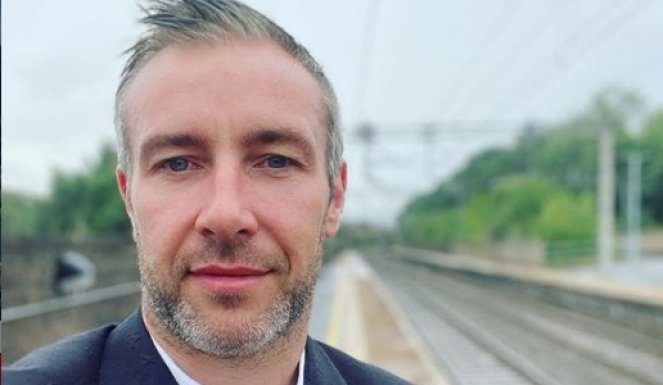 Адам ѝ се одмазди на банката по 18 години!Немаше пари, па го одбија за кредит, а денес цел свет зборува за тоа што го направи