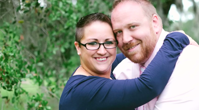 Тие изгледаат како нормално семејство, но кога ќе зумира камерата ќе останете без текст