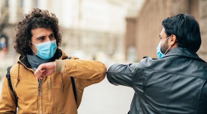 Кога е безбедно да се гледате со другите луѓе откако ќе прележите Ковид-19?