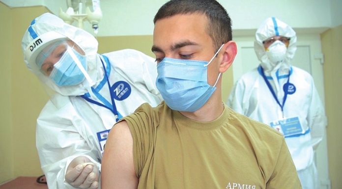 Три симптоми кои може да се јават после вакцината- Руски лекар објасни какви реакции развиле доброволците кои ја примија „Спутник V“