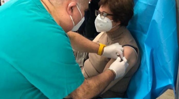 Италијанска докторка позитивна на Ковид-19 откако беше вакцинирана