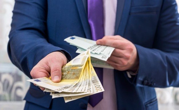 Наместо да седи дома додека бил на боледување, тој шетал по кафулиња- сега мора да плати висока казна