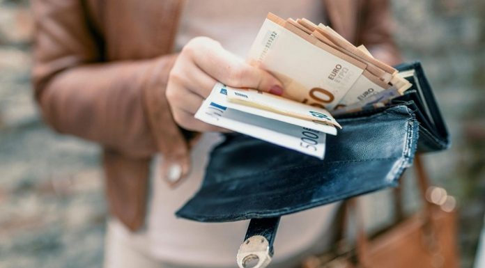 ЌЕ ИМ КРЦКА НОВЧАНИКОТ – ДО 20 Февруари стигаат пари кај овие 4 хороскопски знаци!