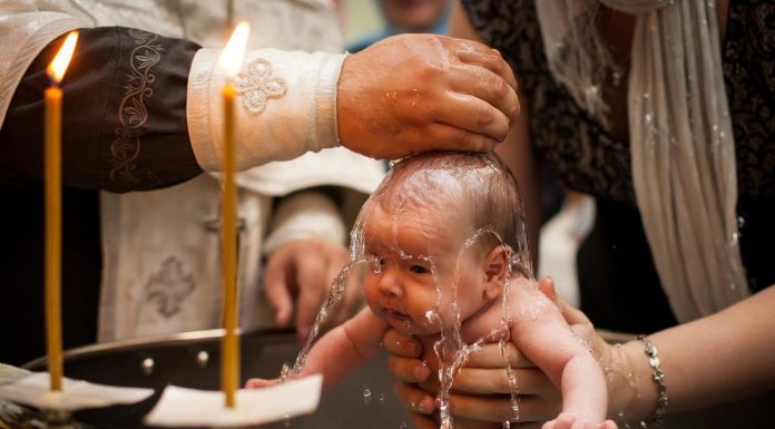 КРШТЕВКА НА ДЕТЕТО – СÈ ШТО ТРЕБА ДА ЗНАЕТЕ: Ова се најважните обичаи и правила во врска со овој свет чин
