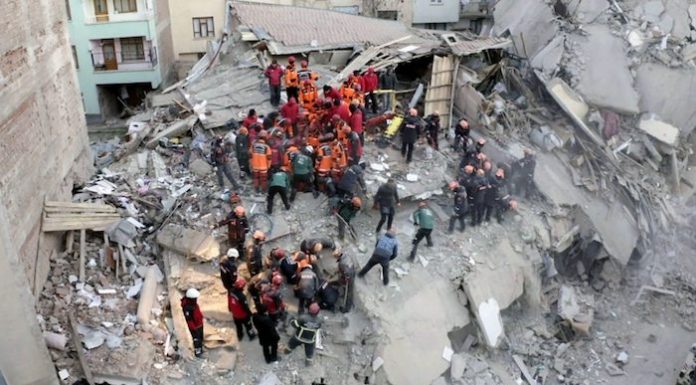 Неверојатна приказна: За време на земјотресот во Турција, маж ја фрлил бремената сопруга преку тераса и ја спасил